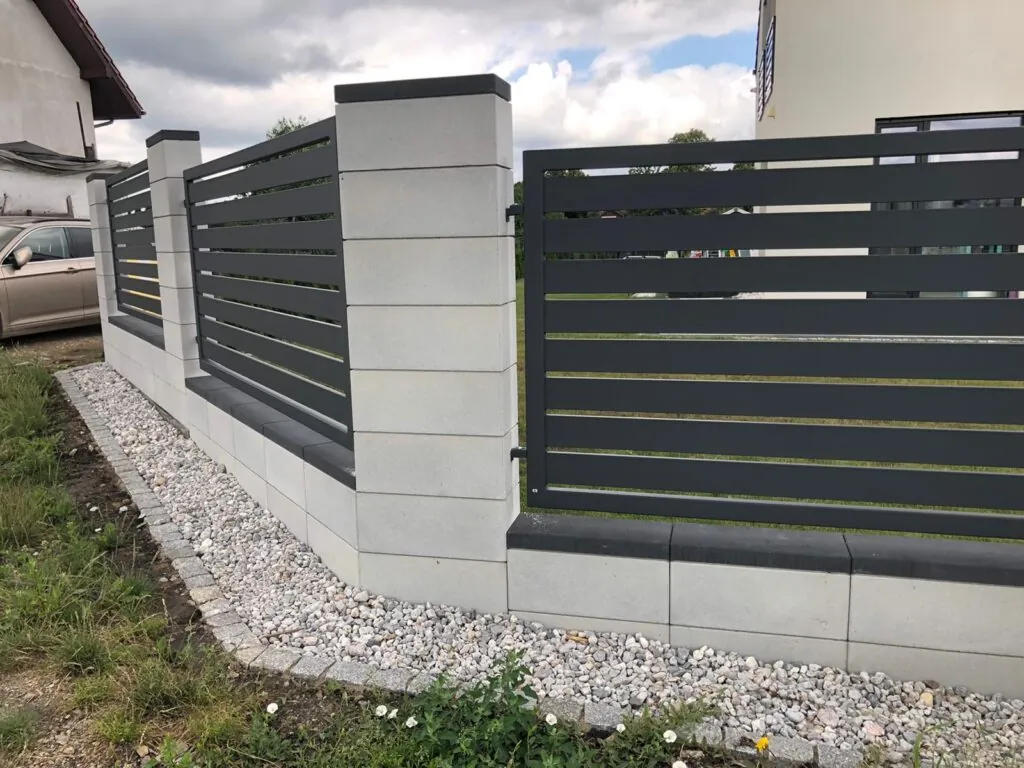 Kompletne grafitowe ogrodzenie palisadowe z bramą i przejściem