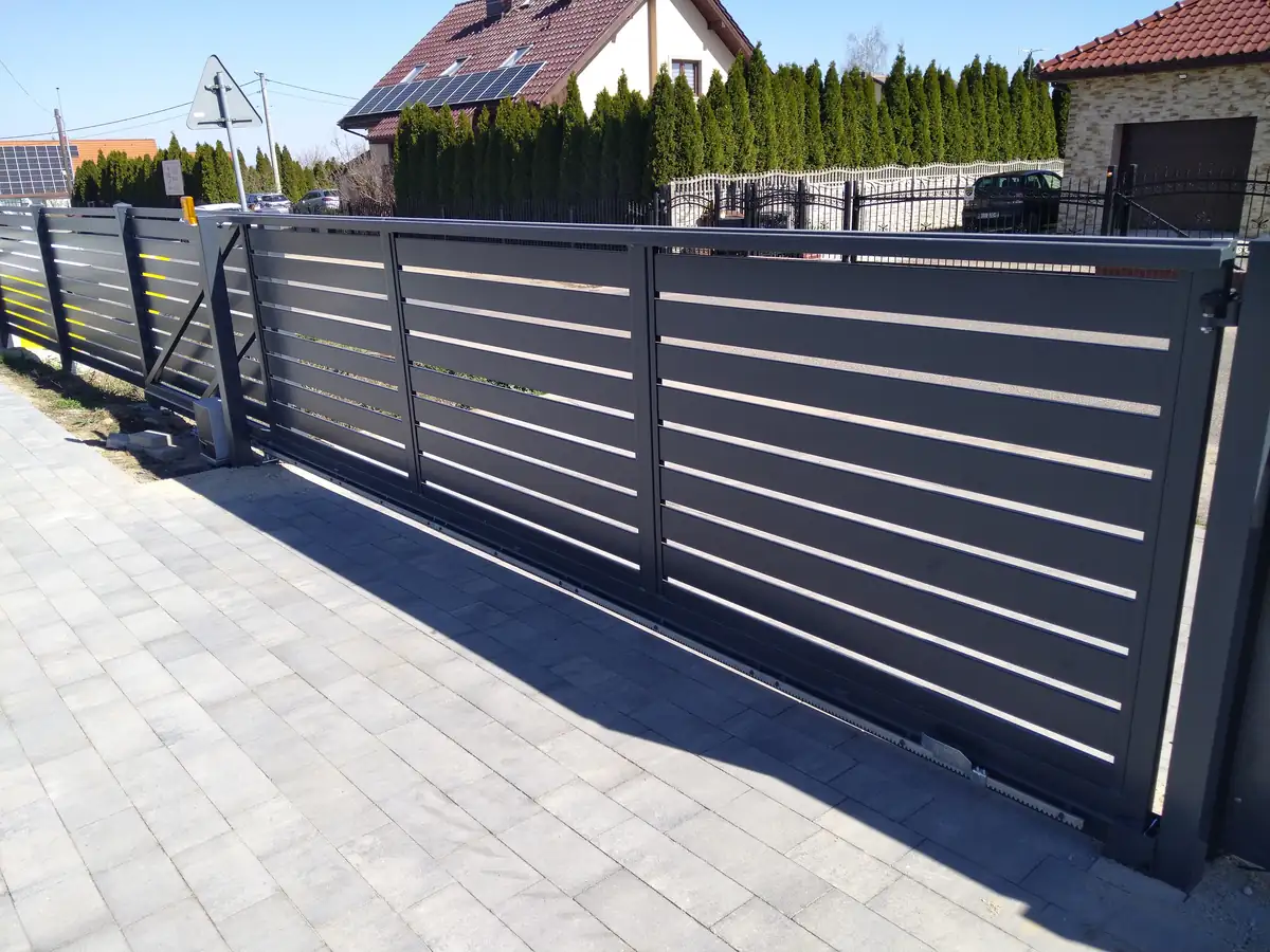 Wykonane ogrodzenie posesji — inspiracja dla klientów z Brzegu — zdjęcie 1