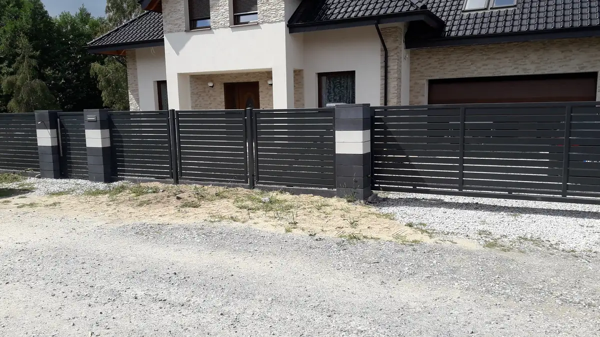 Nowoczesne poziome ogrodzenie palisadowe przy domu — realizacja