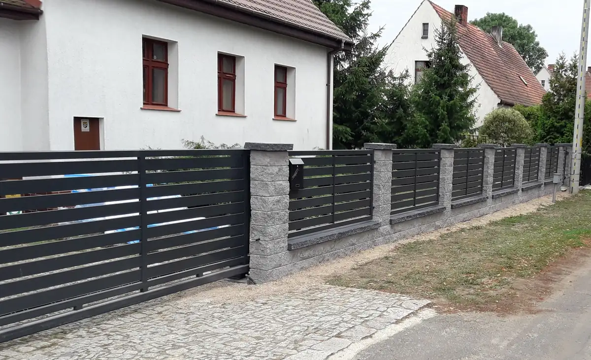Wykonane ogrodzenie posesji — inspiracja dla klientów z Brzegu — zdjęcie 14