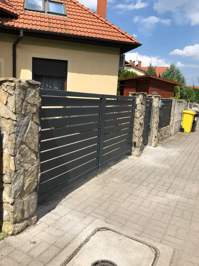 Wjazd z bramą dopasowaną do ogrodzenia