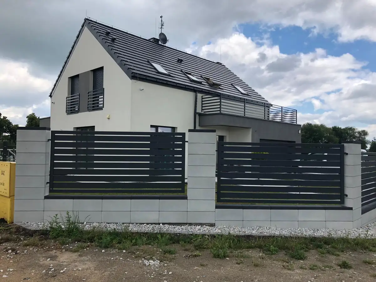 Wykonane ogrodzenie posesji — inspiracja dla klientów z Brzegu — zdjęcie 19