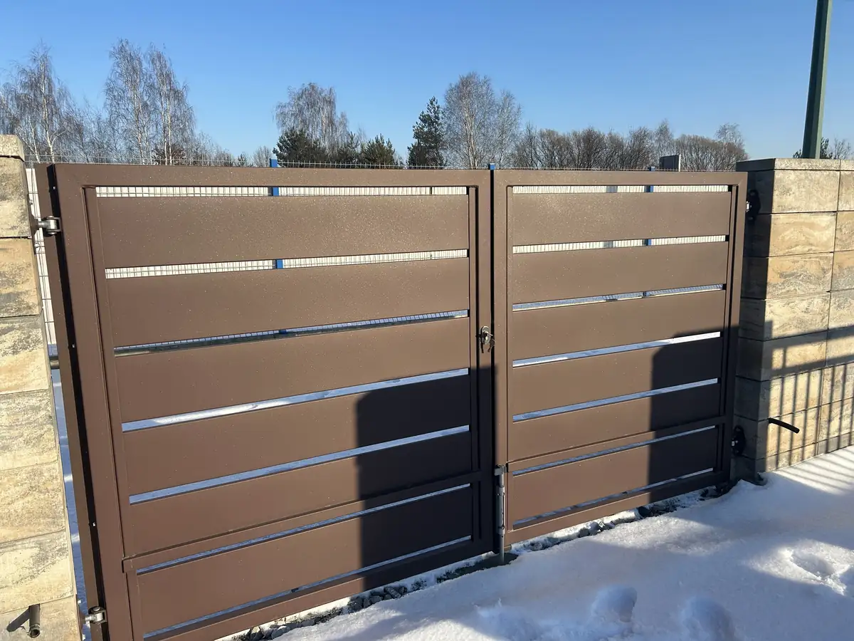 Brama przesuwna przy nowoczesnym ogrodzeniu posesji